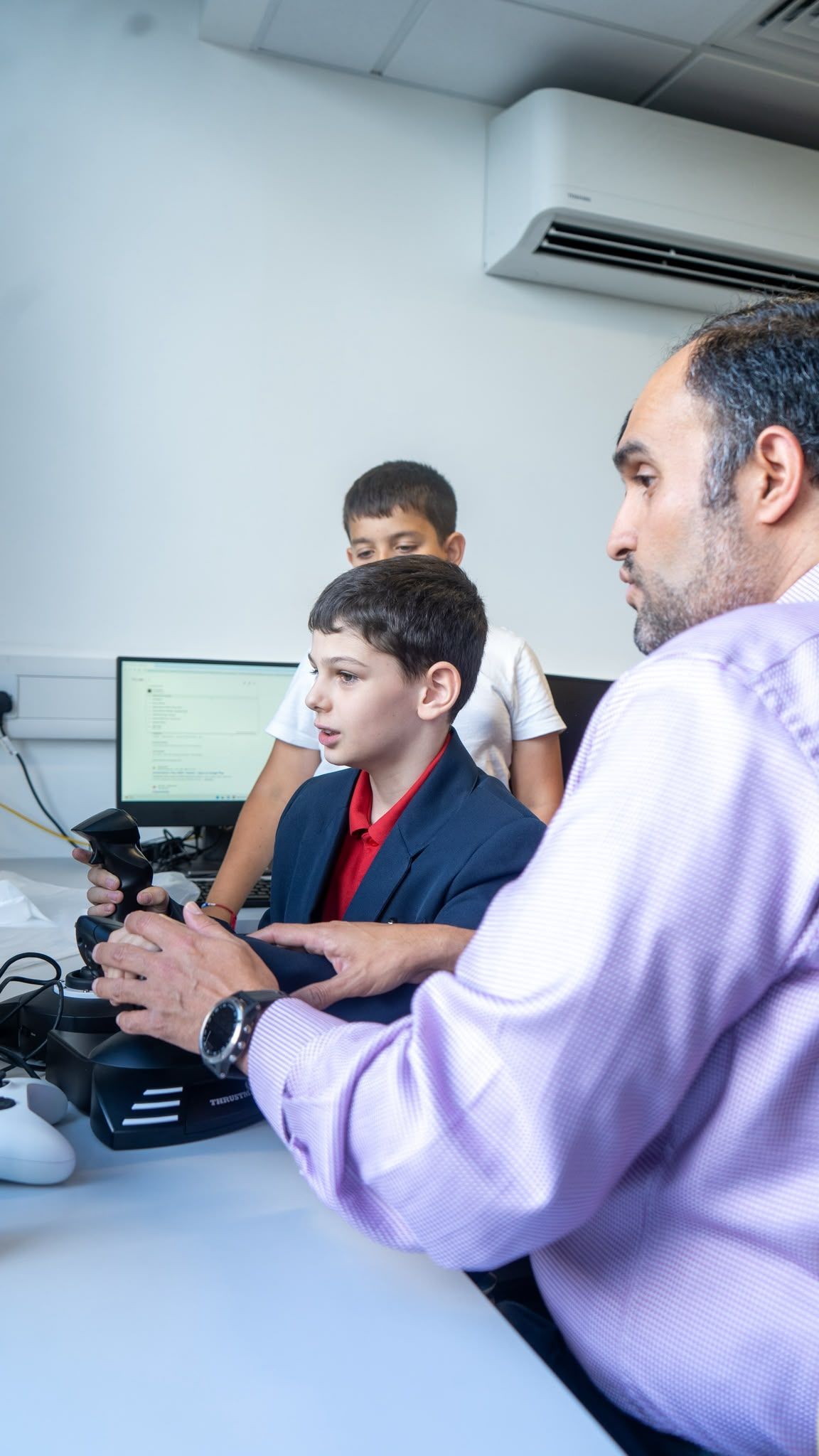 Pupil learning on a flight simulator with a pilot instructor